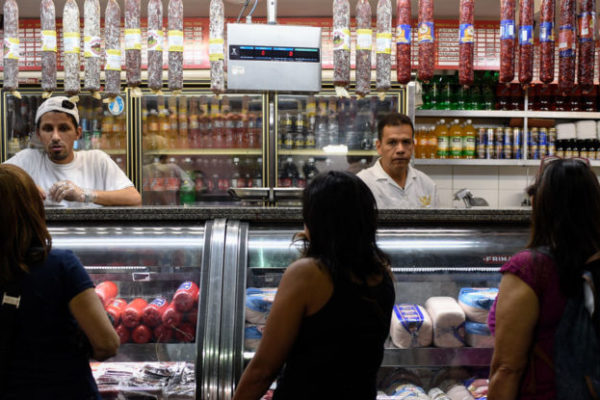 Cendas-FVM: una familia necesitó US$284 para comer en mayo y el salario mínimo cubrió 0,72%