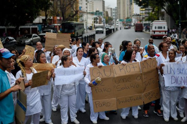 Enfermeros: «Una caja CLAP no basta, queremos sueldos dignos»