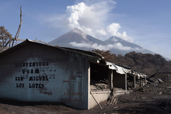 Bajo el volcán de Fuego, el duro golpe a una precaria economía