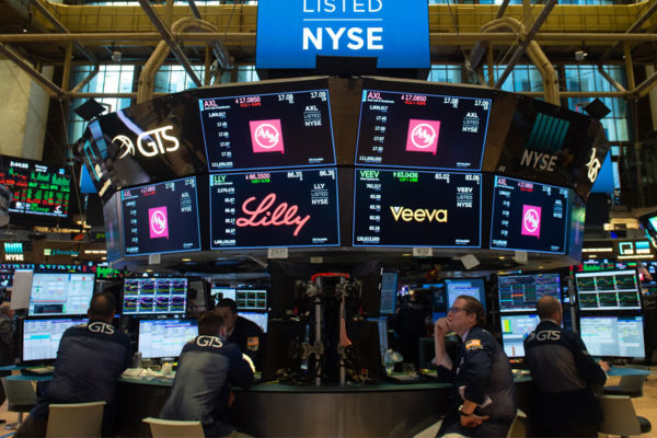 Wall Street bajó debilitada por la caída del crudo