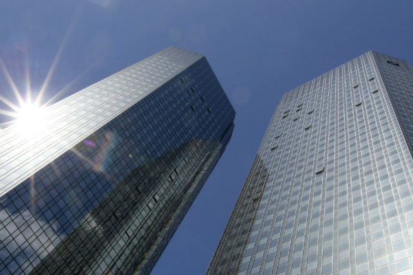 Deutsche Bank ganó 53% menos en el primer semestre