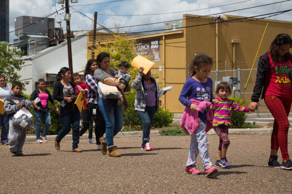 1.829 niños migrantes detenidos en EEUU se reunieron con sus padres