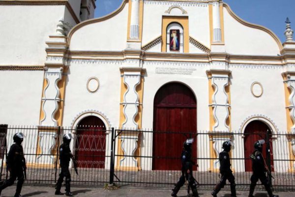 Iglesia en Venezuela ofrece misas ante papeles con miles de nombres de feligreses