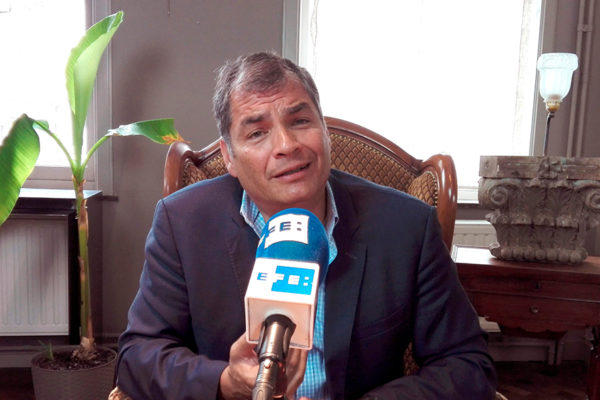 Expresidente Rafael Correa llegó a Venezuela mientras es requerido por la Interpol