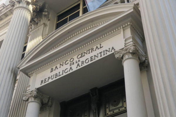 El Banco Central argentino interviene para elevar el tipo de cambio