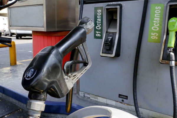 Maduro: La gasolina tiene que fijarse a precio internacional