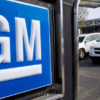 Miles de trabajadores de GM, Ford y Stellantis se declaran en huelga en EEUU