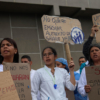 Hospitales y universidades mantienen protesta por mejoras salariales