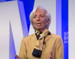 Lagarde ve que la situación ha cambiado y no cierra la subida de tasas en 2022