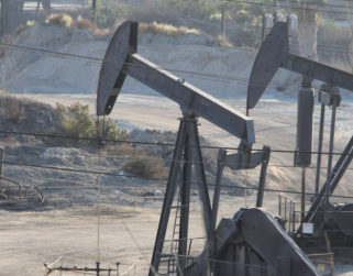 El petróleo baja tras decepcionantes datos de la economía de EEUU