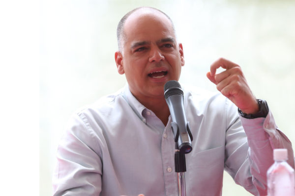 Andrés Izarra pide cambio de gobierno ya