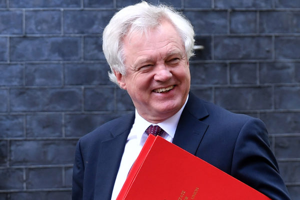 Renunció el ministro británico para el Brexit, David Davis