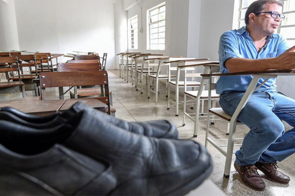 Los zapatos rotos de un profesor abren paso a la solidaridad