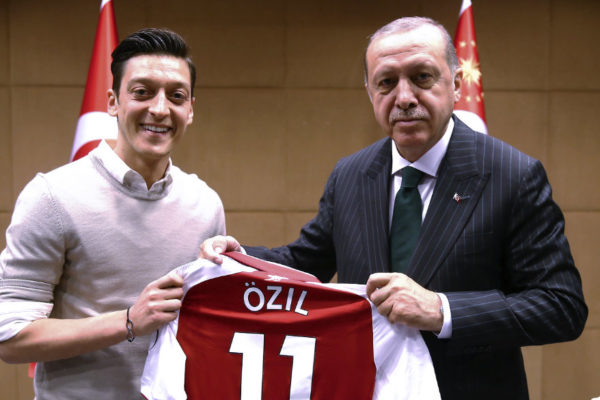 Polémica en Alemania luego que Özil abandonara la selección