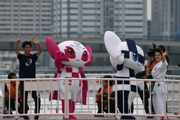 Tokio bautiza a futuristas mascotas de los Juegos Olímpicos 2020