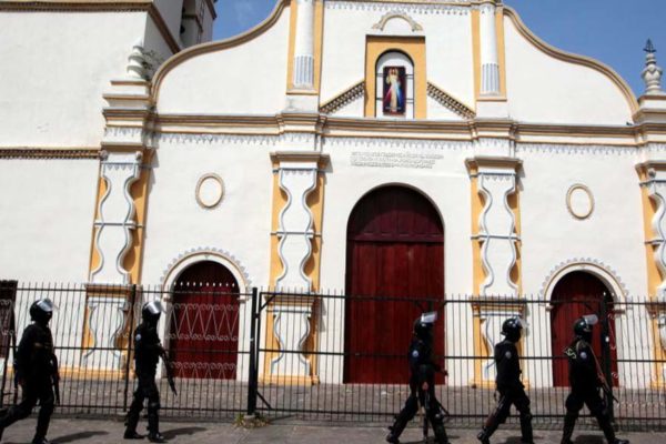 Liberan estudiantes nicaragüenses de iglesia bajo asedio