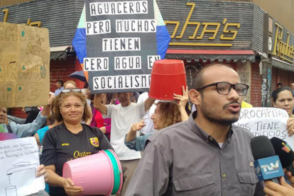 Protestan en Caracas por falta de agua y transporte público