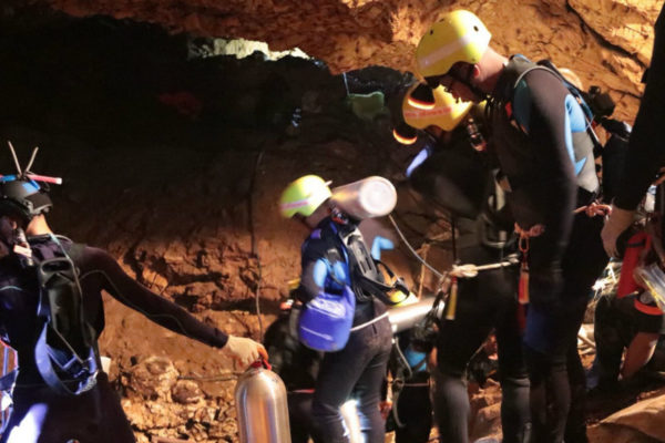 Rescatan a otros cuatro niños de la gruta en Tailandia
