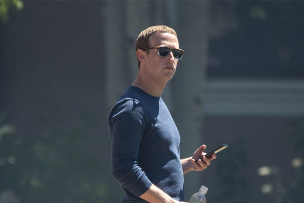 Zuckerberg dice que no está pensando en dimitir