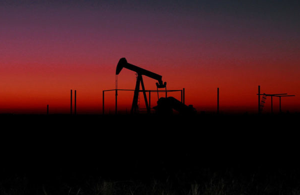 Petróleo baja a la espera de informe sobre las reservas en EEUU