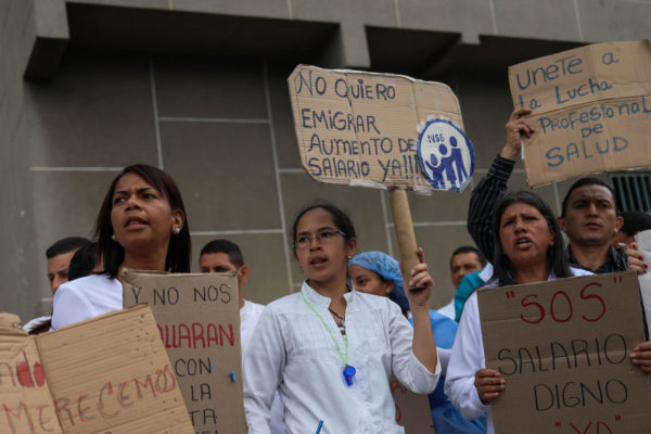 Hospitales y universidades mantienen protesta por mejoras salariales