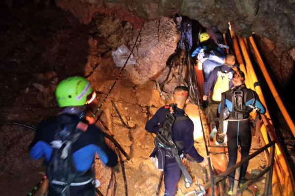 Rescatan a 4 de los 12 niños atrapados en cueva de Tailandia