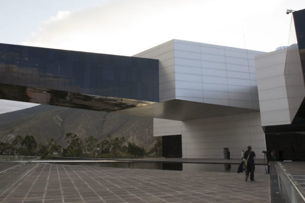Ecuador convertirá sede Unasur en Quito en universidad