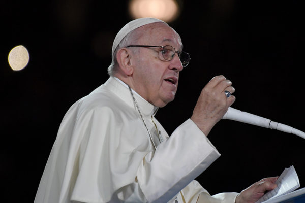 El papa dijo sentirse indignado por abusos sexuales en la iglesia