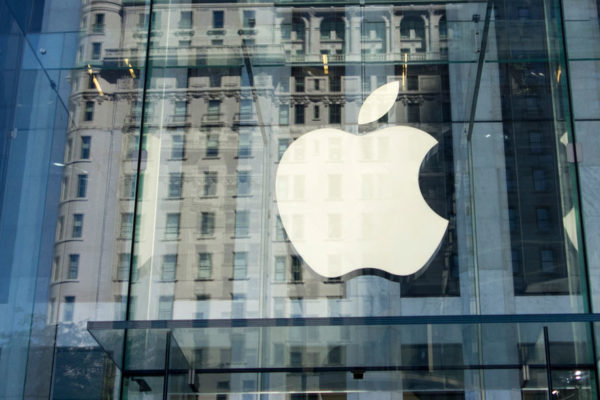 Apple reabrió su icónica tienda del cubo de cristal en Nueva York