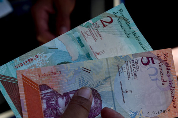Venezuela estrena billetes con temor a nuevos tormentos económicos