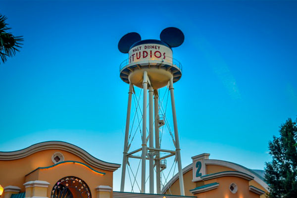 Disney deja sin sueldo a 43.000 trabajadores de sus parques en Florida