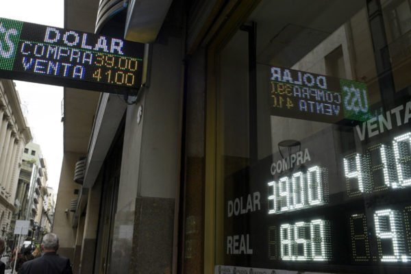 Bolsa de Buenos Aires se desploma en la apertura y trepa el riesgo país