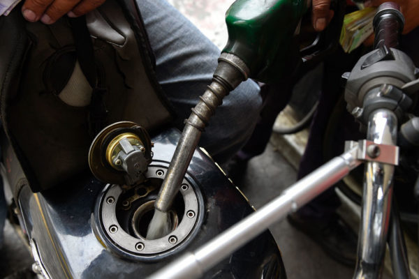 Venezolanos viven calvario para conseguir gasolina en frontera con Colombia