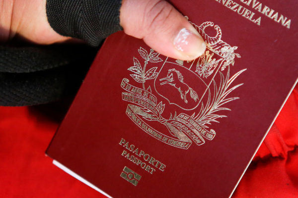 Saime: Venezolanos con dos prórrogas de pasaporte podrán optar por uno nuevo de 10 años