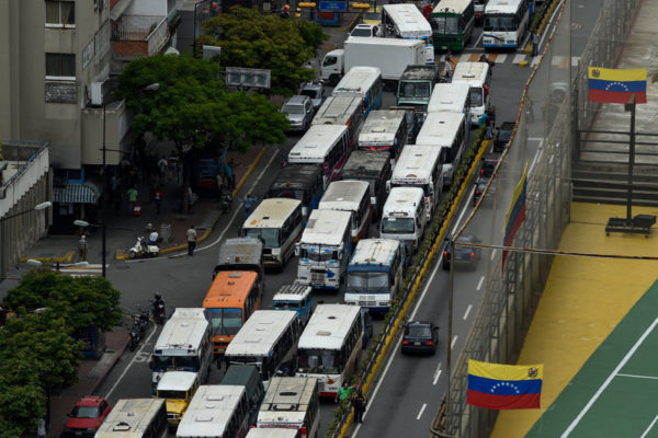 Transportistas protestan por falta de repuestos y rechazan censo