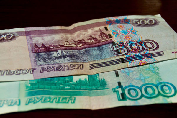 El rublo se desploma y el Banco de Rusia decide mantener cerrada la Bolsa temporalmente