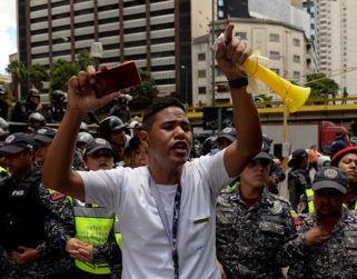 Maestros protestan para exigir mejoras salariales