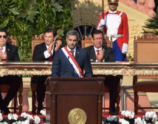 Mario Abdo critica a Venezuela al asumir presidencia de Paraguay