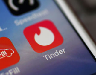 Tinder verificará las fotos de los usuarios y añade un botón para emergencias