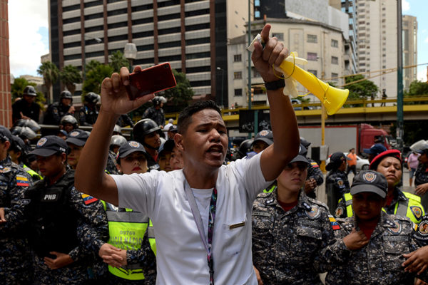 Policía impidió marcha de médicos y enfermeras hacia Miraflores