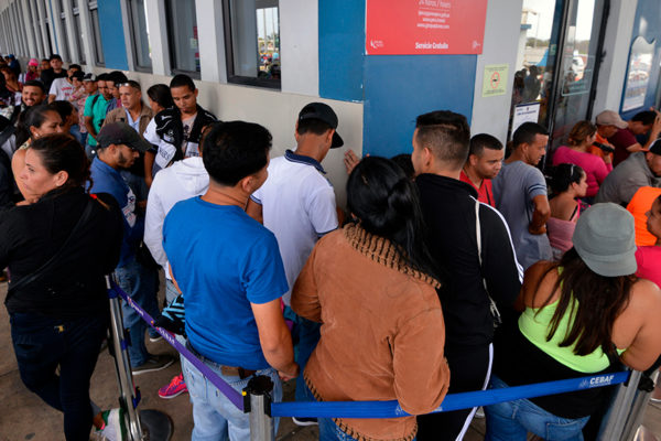 Venezolanos aceleran el paso a Perú antes de endurecimiento migratorio