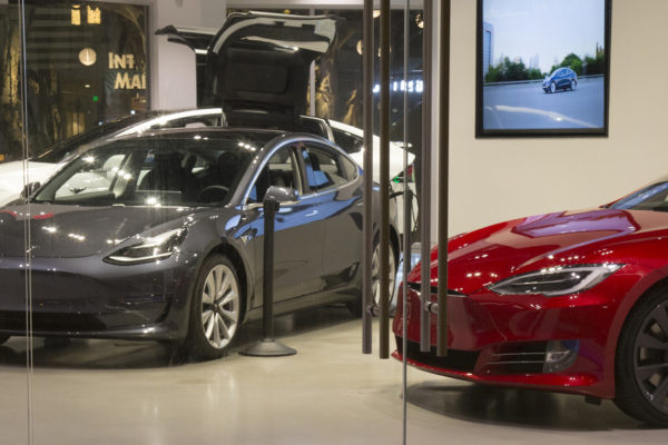 Vende menos vehículos y gana menos dinero, pero todos quieren ser Tesla