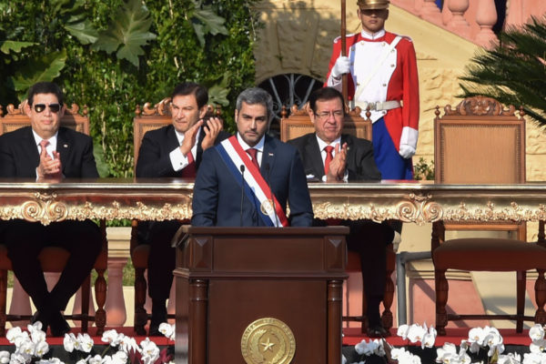 Mario Abdo critica a Venezuela al asumir presidencia de Paraguay