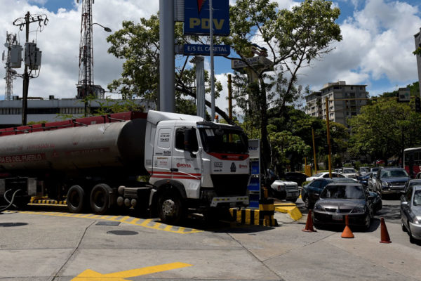 Gobierno reconoce que Venezuela tiene reservas de combustible para 20 días