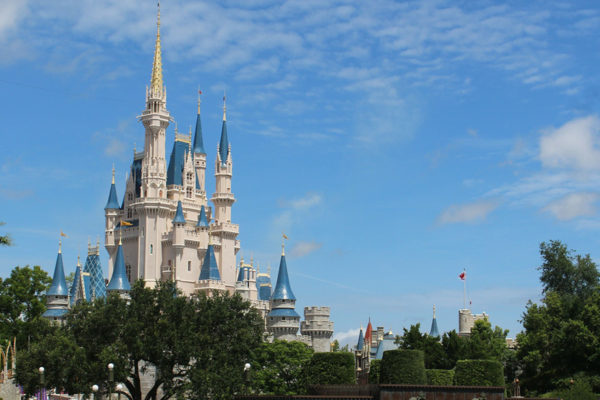Gobernador de Florida firma ley para eliminar estatuto de autogobierno de Disney