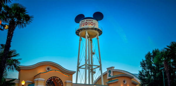 Disney congela contrataciones no claves y activa plan para reducir costos