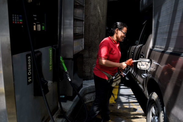 Colas para surtir gasolina comienzan a menguar en Venezuela