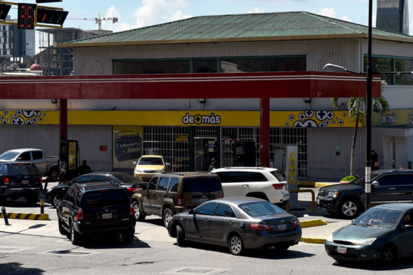 Un país, una cola | Caracas paralizada por la gasolina y en Maracaibo no abrieron las bombas