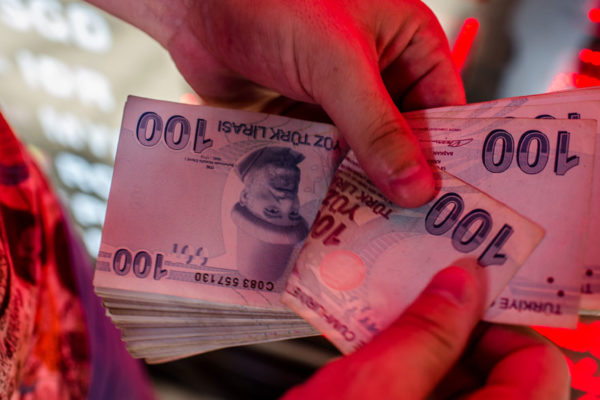 Lira turca continúa recuperándose por tercera jornada consecutiva