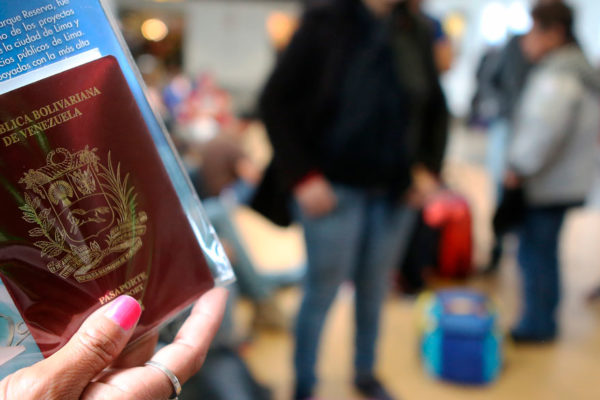 Venezolanos con doble nacionalidad podrán salir del país con pasaporte vencido